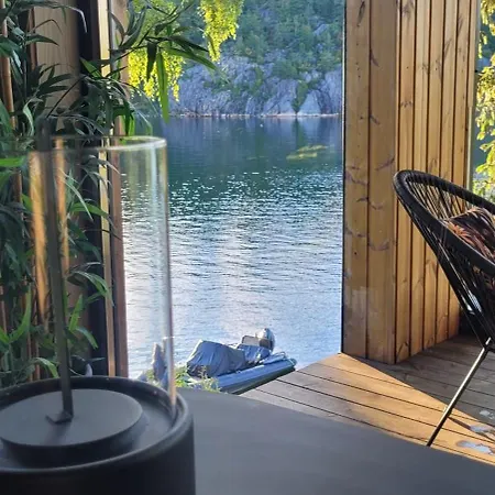 Moderne I Vannkanten Med Tilgang Til Brygge Og Bat * Risor