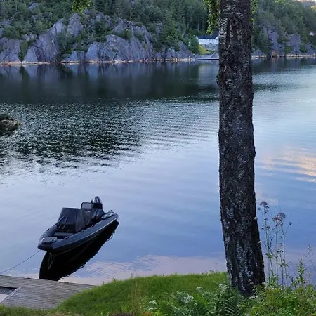 Moderne I Vannkanten Med Tilgang Til Brygge Og Bat * Risor