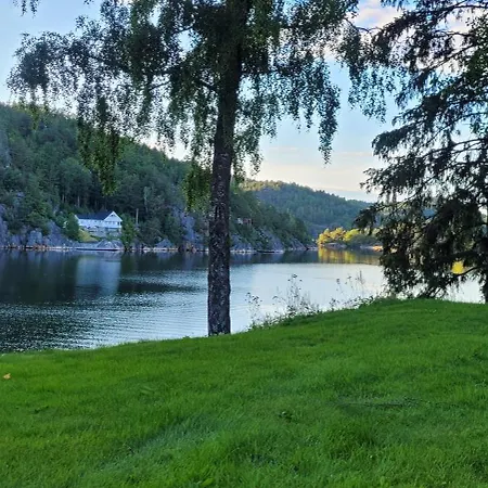Moderne I Vannkanten Med Tilgang Til Brygge Og Bat