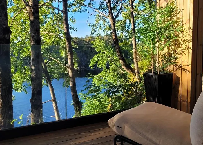Moderne I Vannkanten Med Tilgang Til Brygge Og Bat Рисёр