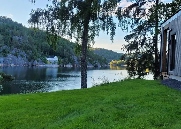 Moderne I Vannkanten Med Tilgang Til Brygge Og Bat